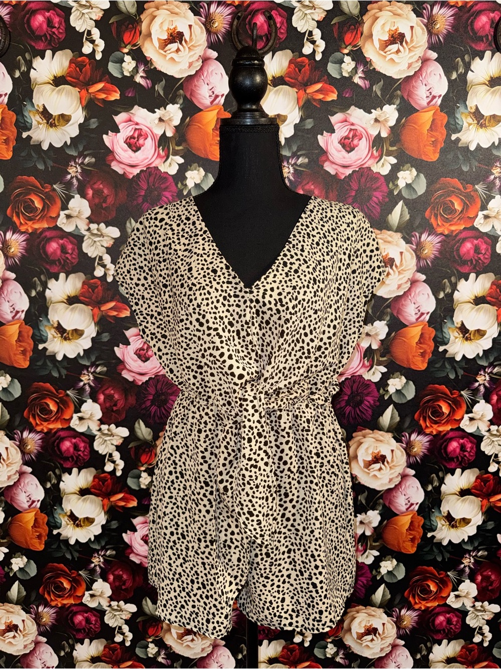 Francesca's Collections Beige and Black Leopard Print Open-Back Romper, M - Picture 6 of 13